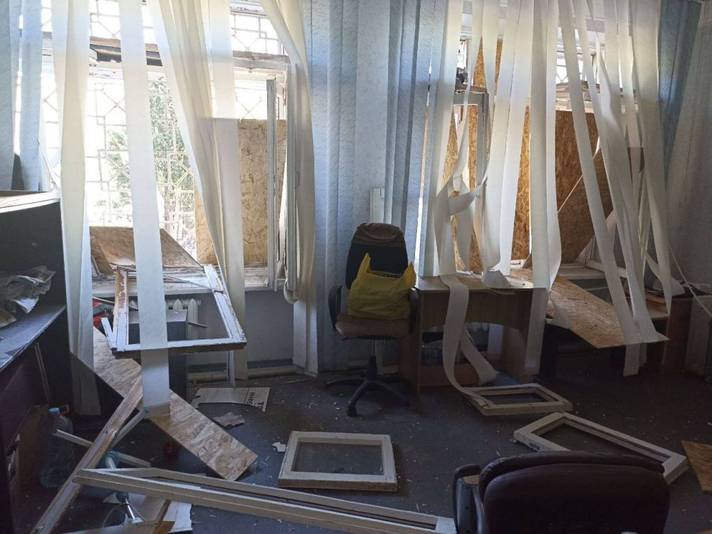 В результате атаки дрона ВСУ в Новой Каховке повреждено административное здание В результате атаки дрона ВСУ в Новой Каховке повреждено административное здание