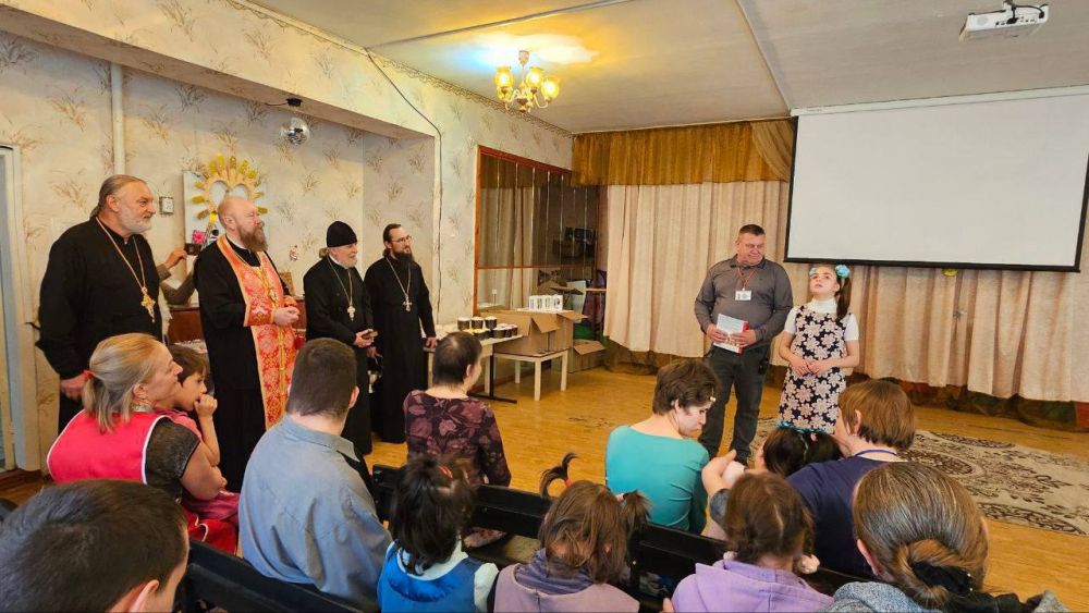 Епископ Скадовский и Алешкинский Филарет поздравил с Пасхой воспитанников Алешкинского детского дома-интерната Епископ Скадовский и Алешкинский Филарет поздравил с Пасхой воспитанников Алешкинского детского дома-интерната