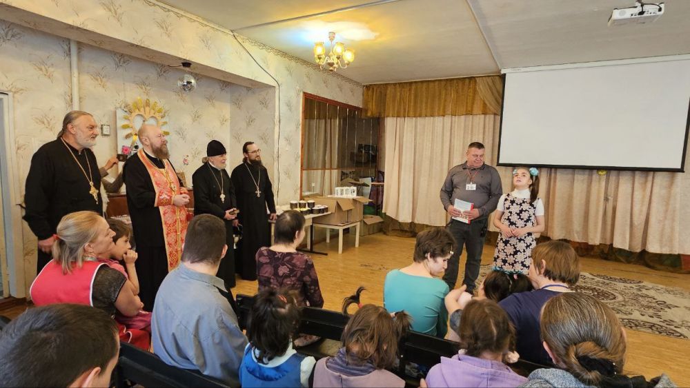 20 апреля, в праздник Пасхи Христовой, епископ Скадовский и Алешкинский Филарет и сопровождавшие его священнослужители Скадовской епархии - протоиерей Николай Канюка, протоиерей Александр Михайленко и протоиерей Николай... 20 апреля, в праздник Пасхи Христовой, епископ Скадовский и Алешкинский Филарет и сопровождавшие его священнослужители Скадовской епархии - протоиерей Николай Канюка, протоиерей Александр Михайленко и протоиерей Николай...