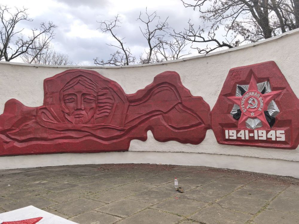 В преддверии дня Победы секретарь первичного отделения Рошканюк О.И., активисты политической партии «Единая Россия» и сотрудники МКУ«Возрождение» в селе Анатольевка организовали и провели субботник, целью которого являлось... В преддверии дня Победы секретарь первичного отделения Рошканюк О.И., активисты политической партии «Единая Россия» и сотрудники МКУ«Возрождение» в селе Анатольевка организовали и провели субботник, целью которого являлось...