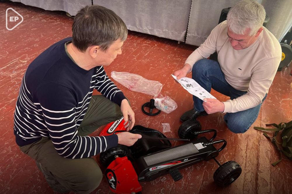«Единая Россия» передала в Геническую школу мобильный автогородок для юных инспекторов движения от проекта «Русский Донбасс» «Единая Россия» передала в Геническую школу мобильный автогородок для юных инспекторов движения от проекта «Русский Донбасс»