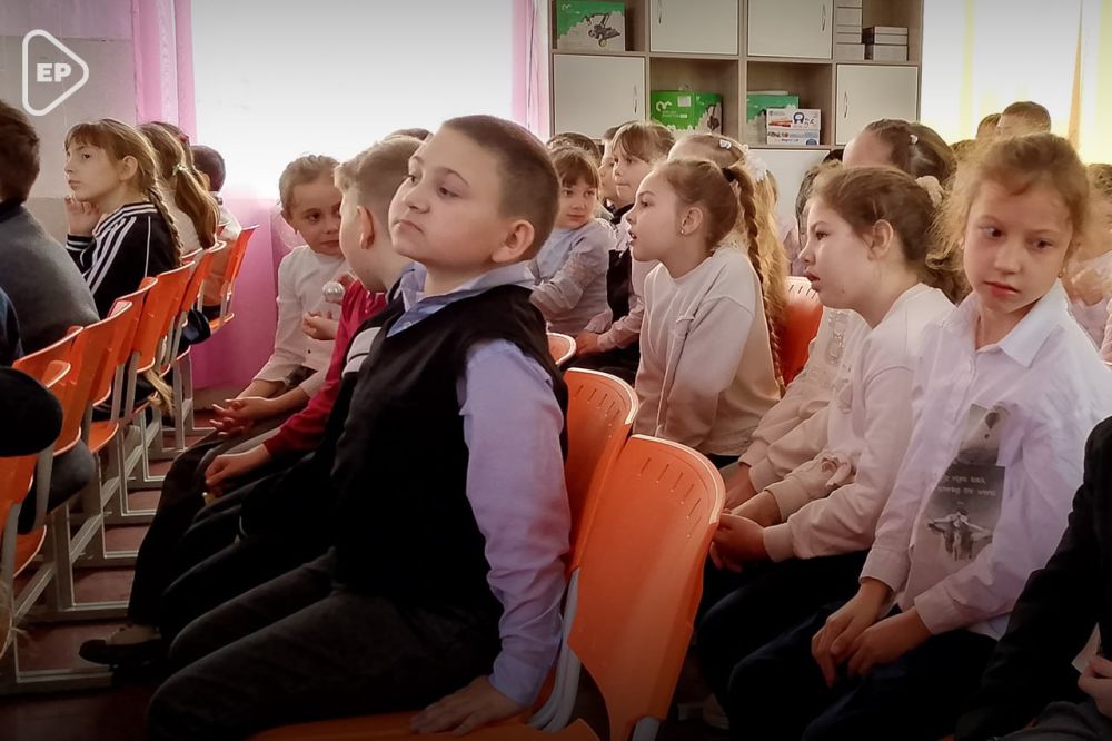 «Единая Россия» передала в Геническую школу мобильный автогородок для юных инспекторов движения от проекта «Русский Донбасс» «Единая Россия» передала в Геническую школу мобильный автогородок для юных инспекторов движения от проекта «Русский Донбасс»