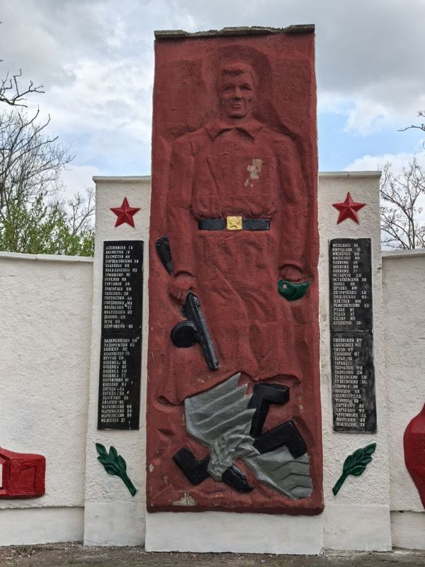 В преддверии дня Победы секретарь первичного отделения Рошканюк О.И., активисты политической партии «Единая Россия» и сотрудники МКУ«Возрождение» в селе Анатольевка организовали и провели субботник, целью которого являлось... В преддверии дня Победы секретарь первичного отделения Рошканюк О.И., активисты политической партии «Единая Россия» и сотрудники МКУ«Возрождение» в селе Анатольевка организовали и провели субботник, целью которого являлось...