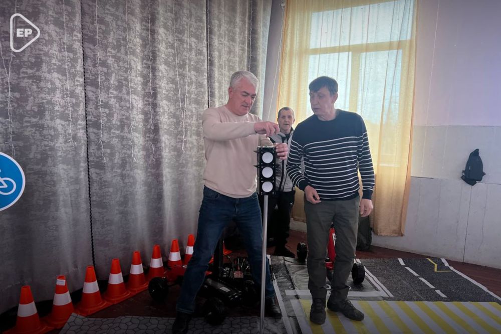 «Единая Россия» передала в Геническую школу мобильный автогородок для юных инспекторов движения от проекта «Русский Донбасс» «Единая Россия» передала в Геническую школу мобильный автогородок для юных инспекторов движения от проекта «Русский Донбасс»