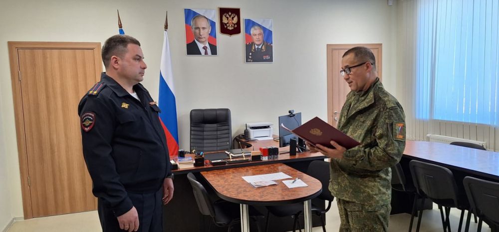 Добровольцу СВО из Узбекистана полицейские Херсонской области вручили российский паспорт Добровольцу СВО из Узбекистана полицейские Херсонской области вручили российский паспорт