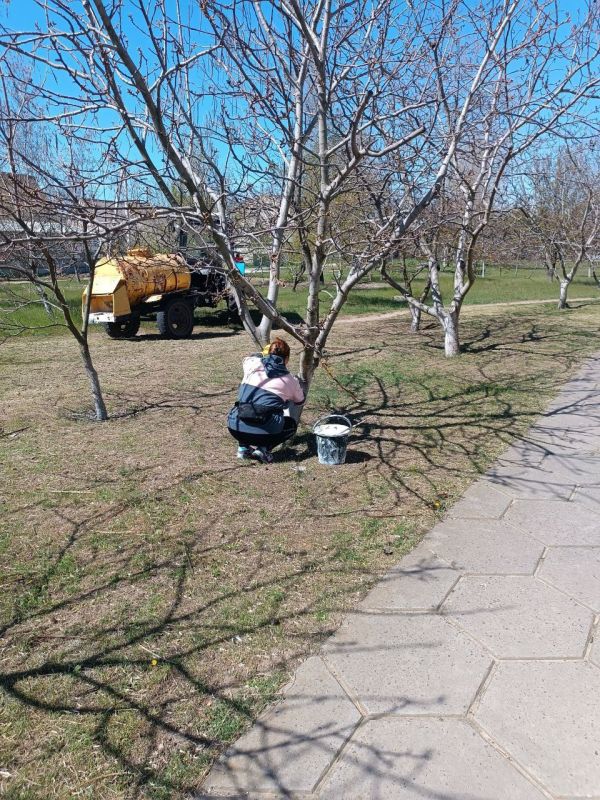 Коммунальная служба Малокаховки продолжает весенние работы Коммунальная служба Малокаховки продолжает весенние работы