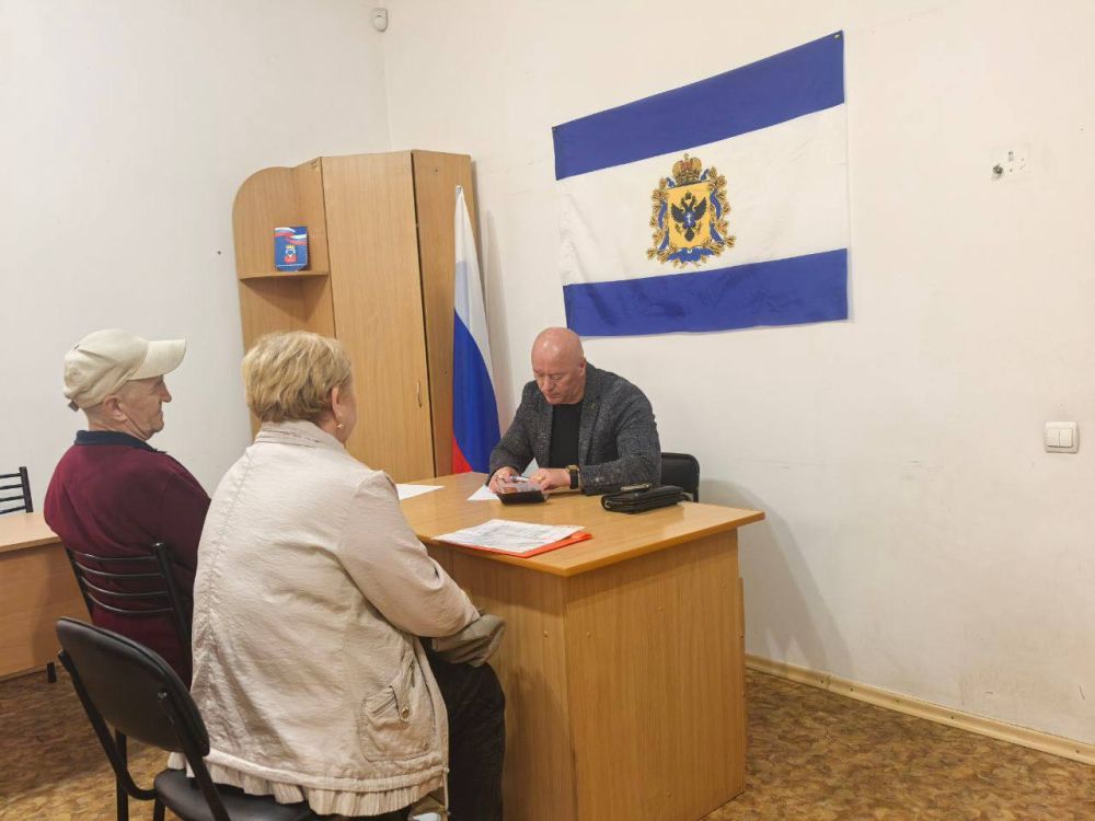 Сегодня прием граждан в приемной Каховского Совета депутатов проводил депутат от партии «Единая Россия» Олег Гаврилюк Сегодня прием граждан в приемной Каховского Совета депутатов проводил депутат от партии «Единая Россия» Олег Гаврилюк