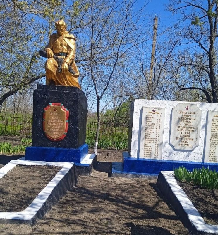 В преддверии Дня Победы в Великолепетихском округе благоустроили мемориалы В преддверии Дня Победы в Великолепетихском округе благоустроили мемориалы