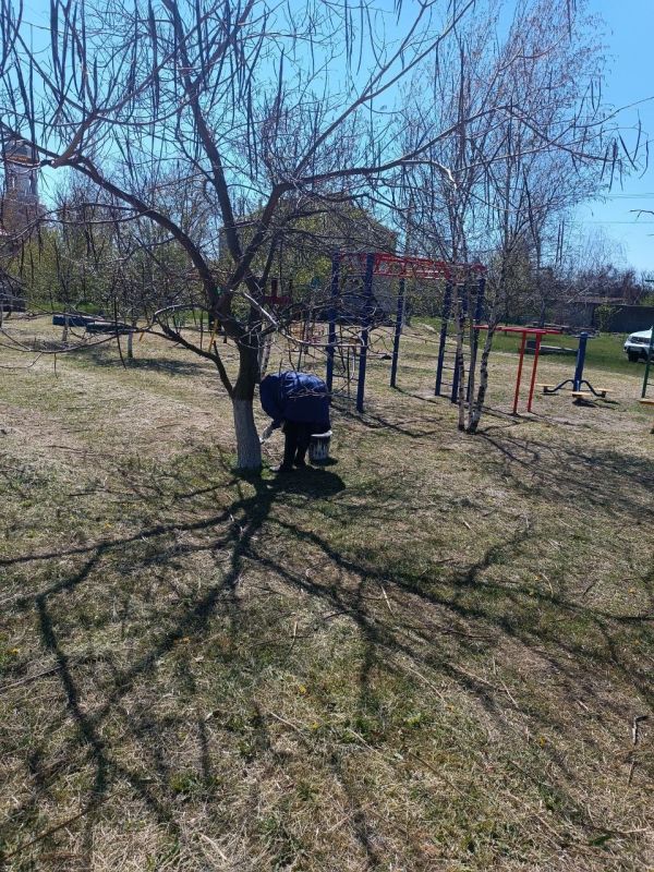 Коммунальная служба Малокаховки продолжает весенние работы Коммунальная служба Малокаховки продолжает весенние работы