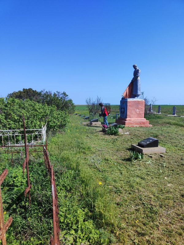 В преддверии 80-летия Великой Победы депутат Совета депутатов, секретарь первичного отделения партии «Единая Россия» Козубский Алексей Богданович, совместно с сотрудниками Новотроицкого территориального отдела, провел работы... В преддверии 80-летия Великой Победы депутат Совета депутатов, секретарь первичного отделения партии «Единая Россия» Козубский Алексей Богданович, совместно с сотрудниками Новотроицкого территориального отдела, провел работы...