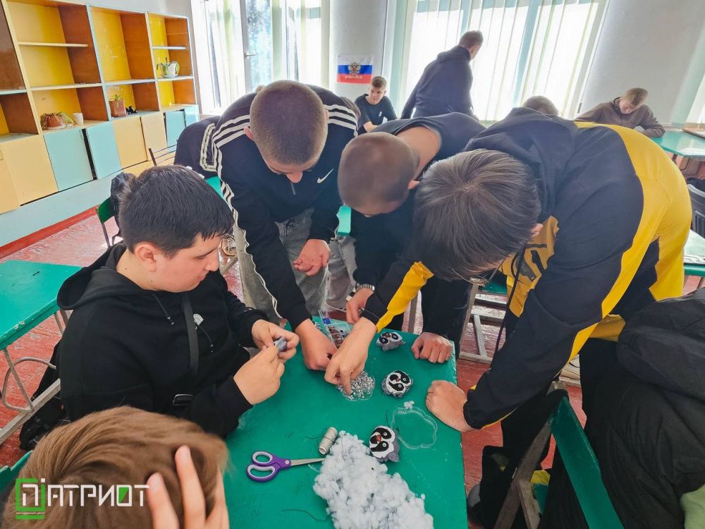 ВОЗЬМИ С СОБОЙ НА УДАЧУ. Енот «Херси» занял особенное место в сердцах молодежи Херсонской области, став символом добра и защиты ВОЗЬМИ С СОБОЙ НА УДАЧУ. Енот «Херси» занял особенное место в сердцах молодежи Херсонской области, став символом добра и защиты