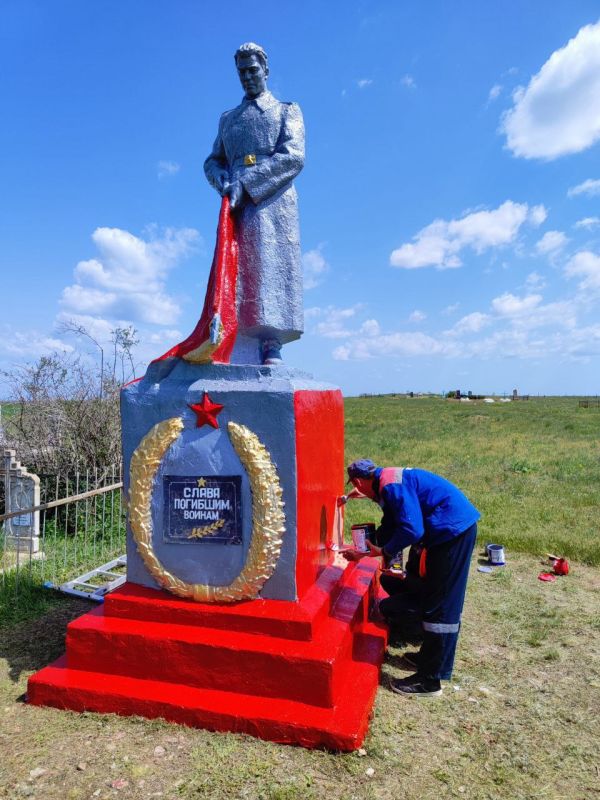 В преддверии 80-летия Великой Победы депутат Совета депутатов, секретарь первичного отделения партии «Единая Россия» Козубский Алексей Богданович, совместно с сотрудниками Новотроицкого территориального отдела, провел работы... В преддверии 80-летия Великой Победы депутат Совета депутатов, секретарь первичного отделения партии «Единая Россия» Козубский Алексей Богданович, совместно с сотрудниками Новотроицкого территориального отдела, провел работы...
