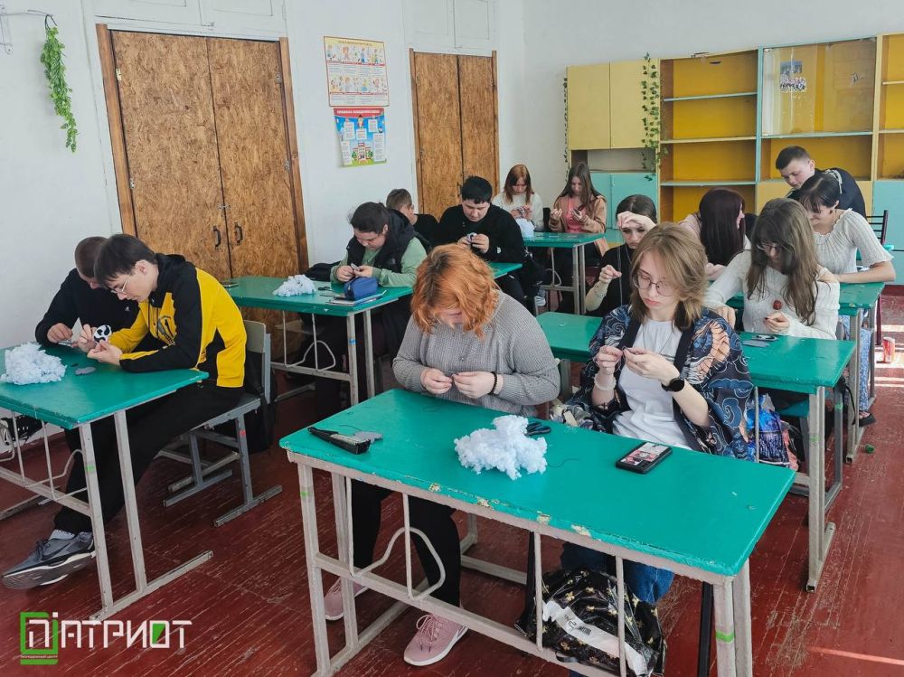 ВОЗЬМИ С СОБОЙ НА УДАЧУ. Енот «Херси» занял особенное место в сердцах молодежи Херсонской области, став символом добра и защиты ВОЗЬМИ С СОБОЙ НА УДАЧУ. Енот «Херси» занял особенное место в сердцах молодежи Херсонской области, став символом добра и защиты