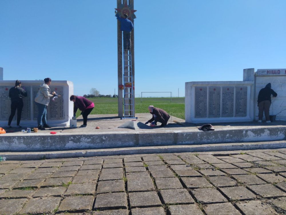 Работы по благоустройству памятника в честь воинов-односельчан провели в селе Червона Поляна Работы по благоустройству памятника в честь воинов-односельчан провели в селе Червона Поляна