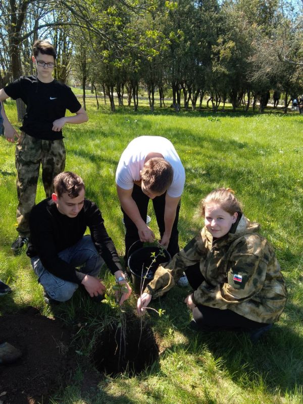 Юнармейцы Горьковской школы высадили «Сад памяти» в День Земли Юнармейцы Горьковской школы высадили «Сад памяти» в День Земли