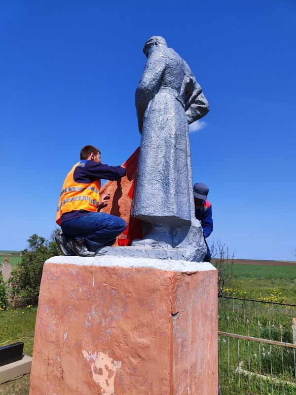 В преддверии 80-летия Великой Победы депутат Совета депутатов, секретарь первичного отделения партии «Единая Россия» Козубский Алексей Богданович, совместно с сотрудниками Новотроицкого территориального отдела, провел работы... В преддверии 80-летия Великой Победы депутат Совета депутатов, секретарь первичного отделения партии «Единая Россия» Козубский Алексей Богданович, совместно с сотрудниками Новотроицкого территориального отдела, провел работы...