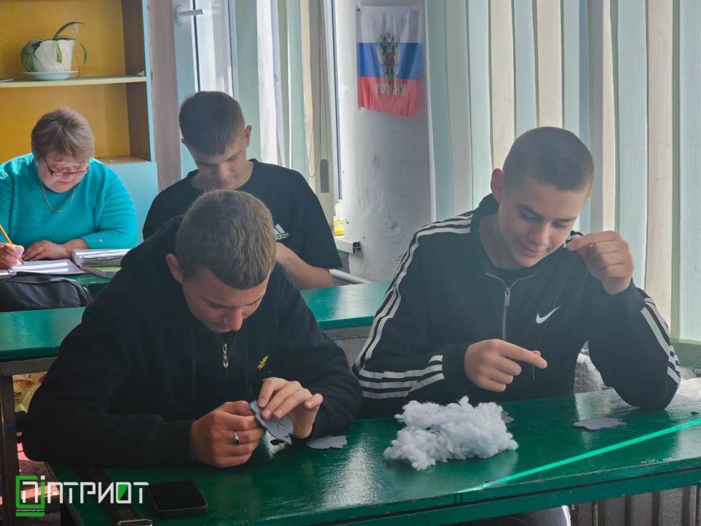 ВОЗЬМИ С СОБОЙ НА УДАЧУ. Енот «Херси» занял особенное место в сердцах молодежи Херсонской области, став символом добра и защиты ВОЗЬМИ С СОБОЙ НА УДАЧУ. Енот «Херси» занял особенное место в сердцах молодежи Херсонской области, став символом добра и защиты