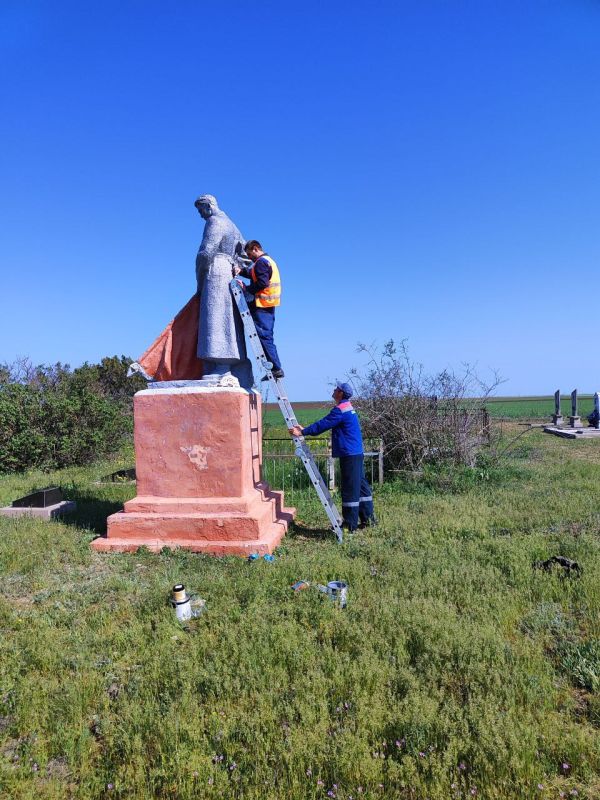В преддверии 80-летия Великой Победы депутат Совета депутатов, секретарь первичного отделения партии «Единая Россия» Козубский Алексей Богданович, совместно с сотрудниками Новотроицкого территориального отдела, провел работы... В преддверии 80-летия Великой Победы депутат Совета депутатов, секретарь первичного отделения партии «Единая Россия» Козубский Алексей Богданович, совместно с сотрудниками Новотроицкого территориального отдела, провел работы...