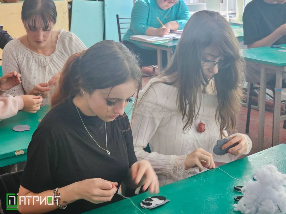 ВОЗЬМИ С СОБОЙ НА УДАЧУ. Енот «Херси» занял особенное место в сердцах молодежи Херсонской области, став символом добра и защиты ВОЗЬМИ С СОБОЙ НА УДАЧУ. Енот «Херси» занял особенное место в сердцах молодежи Херсонской области, став символом добра и защиты