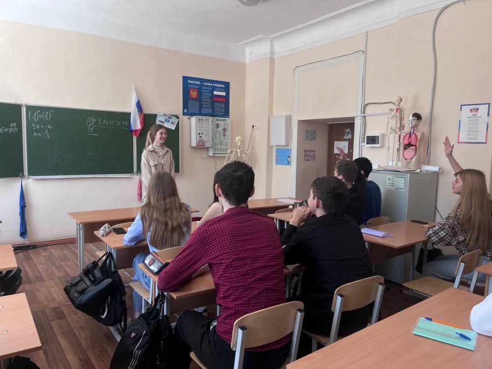 Активистка Движения Первых презентовала школьникам Геническа проект «Связь поколений» Активистка Движения Первых презентовала школьникам Геническа проект «Связь поколений»
