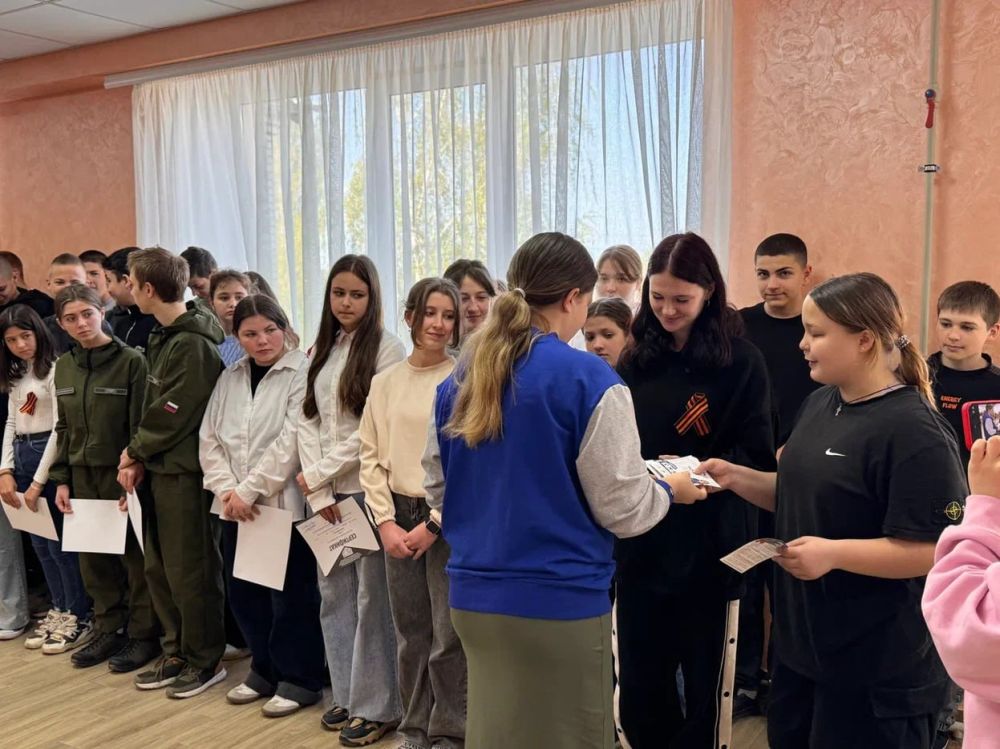 Школьники Голопристанского округа приняли участие в Международной акции "Георгиевская лента" Школьники Голопристанского округа приняли участие в Международной акции "Георгиевская лента"