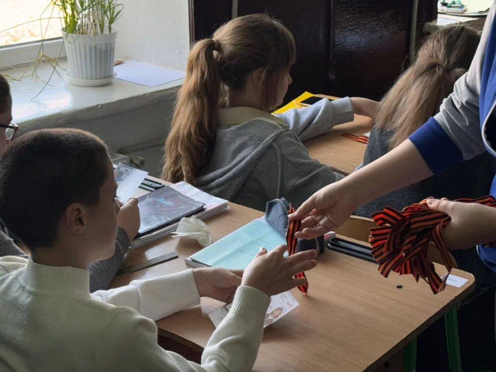 Школьники Голопристанского округа приняли участие в Международной акции "Георгиевская лента" Школьники Голопристанского округа приняли участие в Международной акции "Георгиевская лента"