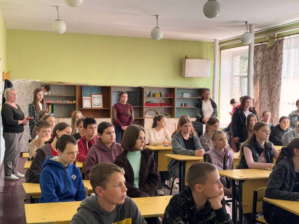 Георгиевская лента. Сотрудники ГАУ ХО «Дом молодежи» совместно с активистами движения «Волонтёры Победы» при содействии отдела культуры и спорта Администрации Голопристанского муниципального округа дали старт Международной... Георгиевская лента. Сотрудники ГАУ ХО «Дом молодежи» совместно с активистами движения «Волонтёры Победы» при содействии отдела культуры и спорта Администрации Голопристанского муниципального округа дали старт Международной...