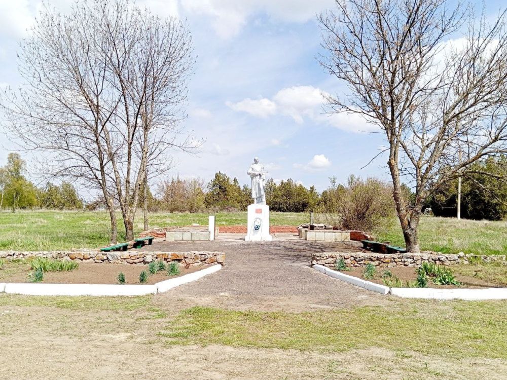 Сотрудники Экологического оператора Херсонской области благоустроили мемориал в Верхнем Рогачике Сотрудники Экологического оператора Херсонской области благоустроили мемориал в Верхнем Рогачике