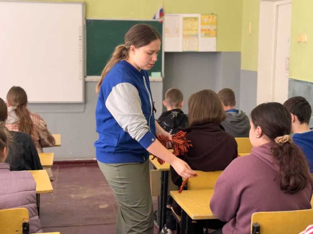 Георгиевская лента. Сотрудники ГАУ ХО «Дом молодежи» совместно с активистами движения «Волонтёры Победы» при содействии отдела культуры и спорта Администрации Голопристанского муниципального округа дали старт Международной... Георгиевская лента. Сотрудники ГАУ ХО «Дом молодежи» совместно с активистами движения «Волонтёры Победы» при содействии отдела культуры и спорта Администрации Голопристанского муниципального округа дали старт Международной...