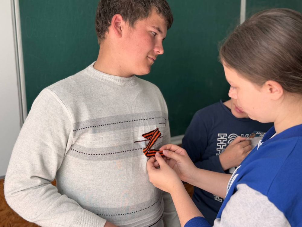 Георгиевская лента. Сотрудники ГАУ ХО «Дом молодежи» совместно с активистами движения «Волонтёры Победы» при содействии отдела культуры и спорта Администрации Голопристанского муниципального округа дали старт Международной... Георгиевская лента. Сотрудники ГАУ ХО «Дом молодежи» совместно с активистами движения «Волонтёры Победы» при содействии отдела культуры и спорта Администрации Голопристанского муниципального округа дали старт Международной...