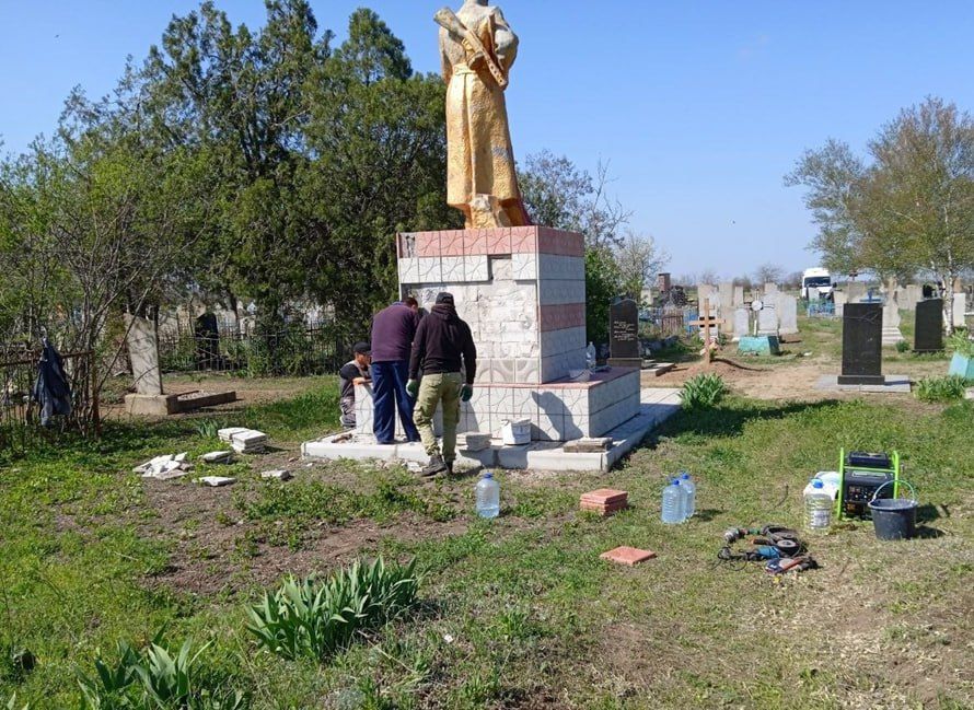 В Крестовском территориальном отделе проводят работы по благоустройству памятных сооружений В Крестовском территориальном отделе проводят работы по благоустройству памятных сооружений