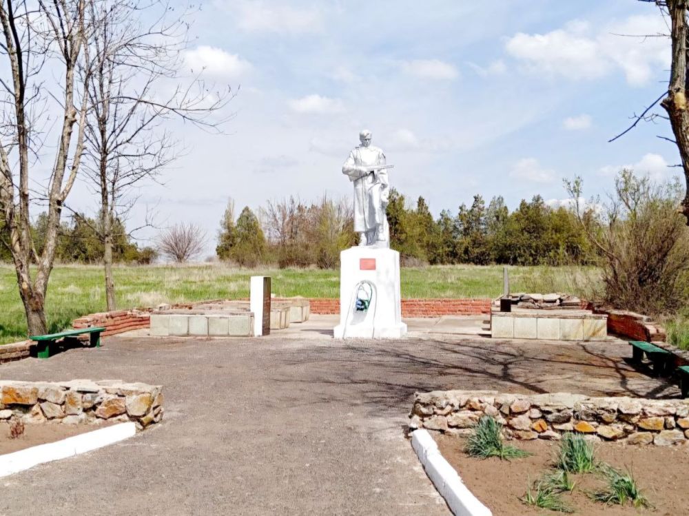 Сотрудники Экологического оператора Херсонской области благоустроили мемориал в Верхнем Рогачике Сотрудники Экологического оператора Херсонской области благоустроили мемориал в Верхнем Рогачике