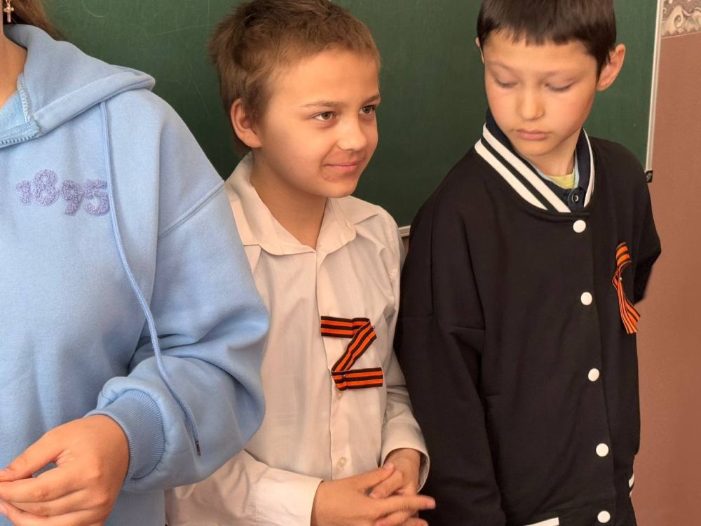 Георгиевская лента. Сотрудники ГАУ ХО «Дом молодежи» совместно с активистами движения «Волонтёры Победы» при содействии отдела культуры и спорта Администрации Голопристанского муниципального округа дали старт Международной... Георгиевская лента. Сотрудники ГАУ ХО «Дом молодежи» совместно с активистами движения «Волонтёры Победы» при содействии отдела культуры и спорта Администрации Голопристанского муниципального округа дали старт Международной...