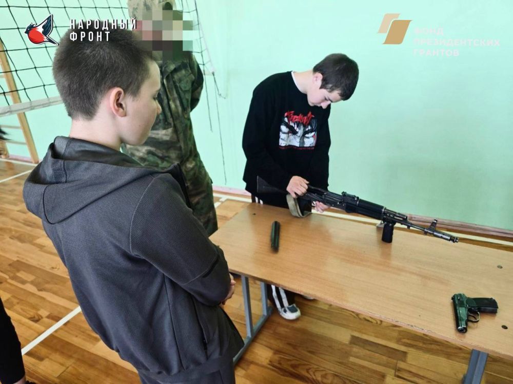 Молодежка Народного Фронта провела урок мужества совместно с Росгвардией Молодежка Народного Фронта провела урок мужества совместно с Росгвардией
