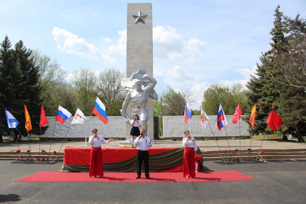 "Время не имеет власти над величием всего, что мы пережили в войну, ... а народ, переживший однажды большие испытания, будет и впредь черпать силы в этой победе!" "Время не имеет власти над величием всего, что мы пережили в войну, ... а народ, переживший однажды большие испытания, будет и впредь черпать силы в этой победе!"