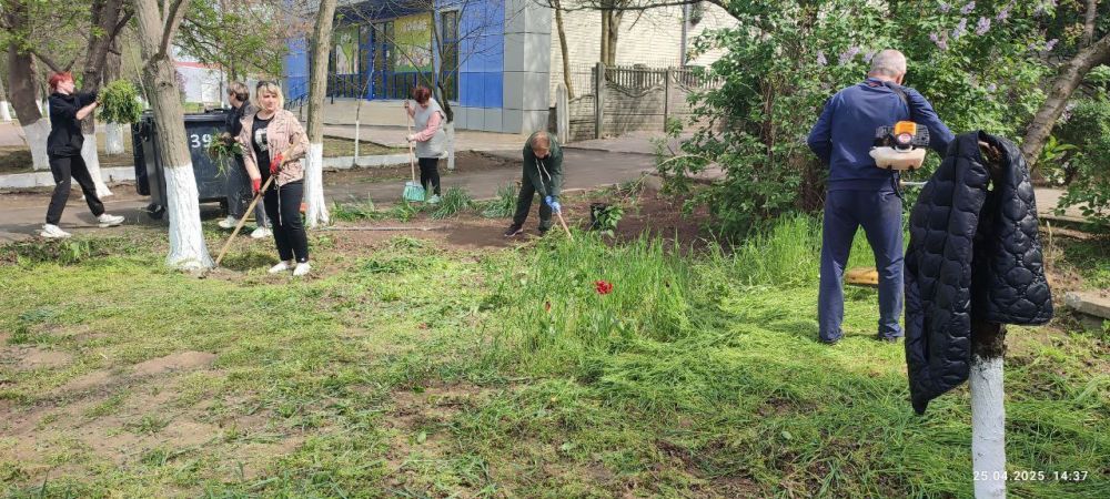 В рамках общероссийской традиции наведения порядка и благоустройства, сотрудники администрации и архива Новотроицкого муниципального округа привели в порядок прилегающую к зданию территорию В рамках общероссийской традиции наведения порядка и благоустройства, сотрудники администрации и архива Новотроицкого муниципального округа привели в порядок прилегающую к зданию территорию