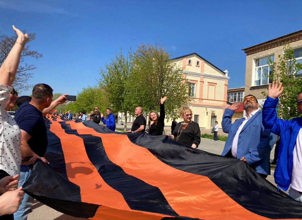В Херсонской области стартовала акция ко Дню Победы — эстафета передачи 84-метровой Георгиевской ленты В Херсонской области стартовала акция ко Дню Победы — эстафета передачи 84-метровой Георгиевской ленты