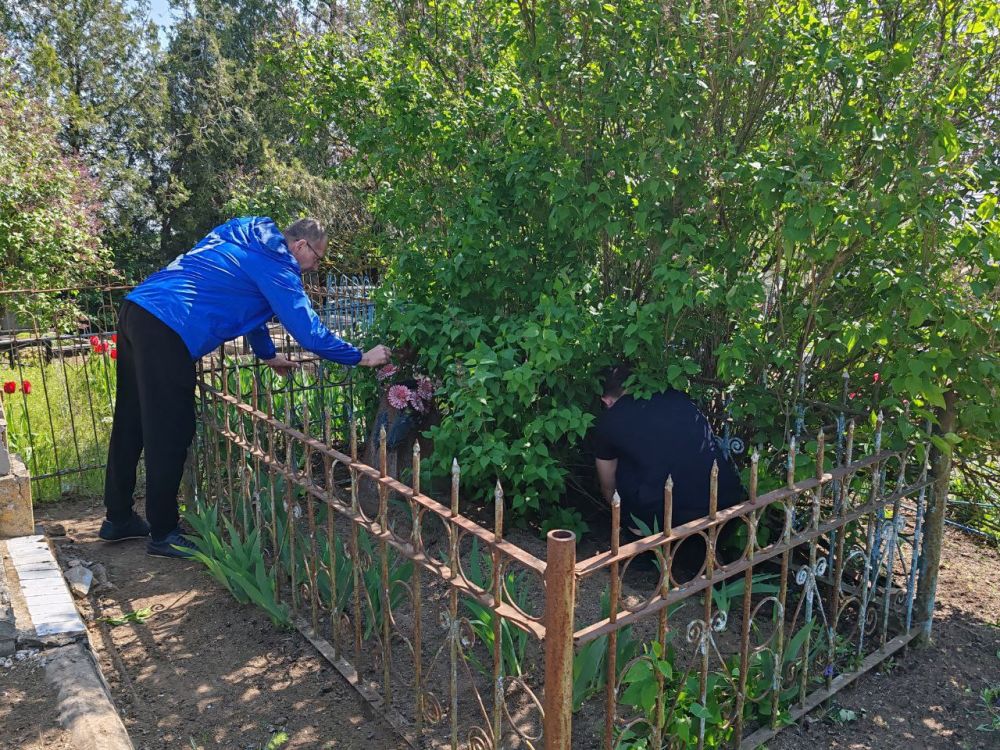 В преддверии 80-летия Великой Победы секретарь первичного отделения партии «Единая Россия», Сторчак Александр Витальевич, советник директора по воспитательной работе и учащиеся 10-11 классов Отрадовской школы провели... В преддверии 80-летия Великой Победы секретарь первичного отделения партии «Единая Россия», Сторчак Александр Витальевич, советник директора по воспитательной работе и учащиеся 10-11 классов Отрадовской школы провели...