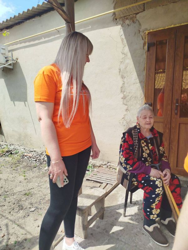 Сегодня у нас состоялся по-настоящему особенный и вдохновляющий урок! Руководитель филиала штаба #МЫВМЕСТЕ погрузила ребят в волшебный мир волонтерства и добровольчества — рассказала, откуда оно пошло, кому и какую помощь... Сегодня у нас состоялся по-настоящему особенный и вдохновляющий урок! Руководитель филиала штаба #МЫВМЕСТЕ погрузила ребят в волшебный мир волонтерства и добровольчества — рассказала, откуда оно пошло, кому и какую помощь...