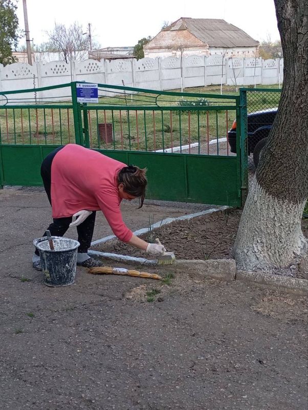 В рамках проведения Всероссийского субботника сотрудники ГБОУ ХО «Верхнесерогозский детский сад Нижнесерогозского района» приняли участие в субботнике по уборке территории ДОУ В рамках проведения Всероссийского субботника сотрудники ГБОУ ХО «Верхнесерогозский детский сад Нижнесерогозского района» приняли участие в субботнике по уборке территории ДОУ