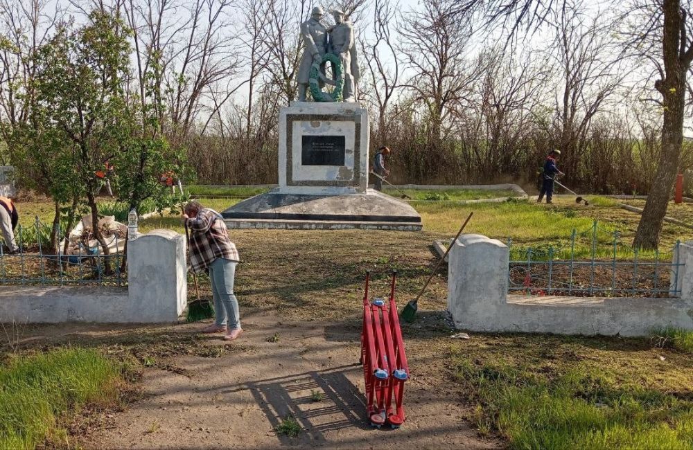 Дружно взялись за веники, кисточки и лопаты: Херсонская область поучаствовала во Всероссийском субботнике Дружно взялись за веники, кисточки и лопаты: Херсонская область поучаствовала во Всероссийском субботнике