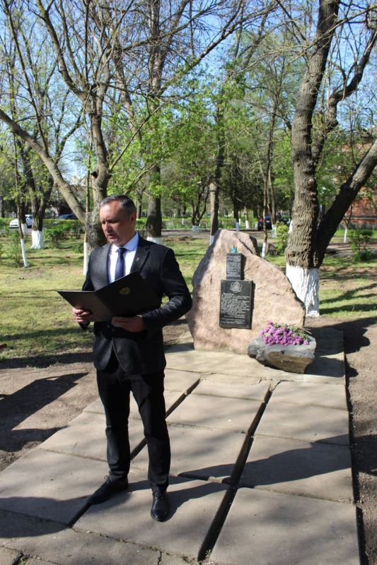 Депутаты-единороссы почтили память жертв радиационных аварий и катастроф Депутаты-единороссы почтили память жертв радиационных аварий и катастроф