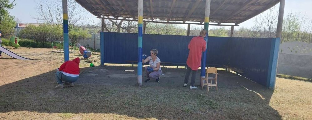 В рамках проведения Всероссийского субботника сотрудники ГБОУ ХО «Верхнесерогозский детский сад Нижнесерогозского района» приняли участие в субботнике по уборке территории ДОУ В рамках проведения Всероссийского субботника сотрудники ГБОУ ХО «Верхнесерогозский детский сад Нижнесерогозского района» приняли участие в субботнике по уборке территории ДОУ