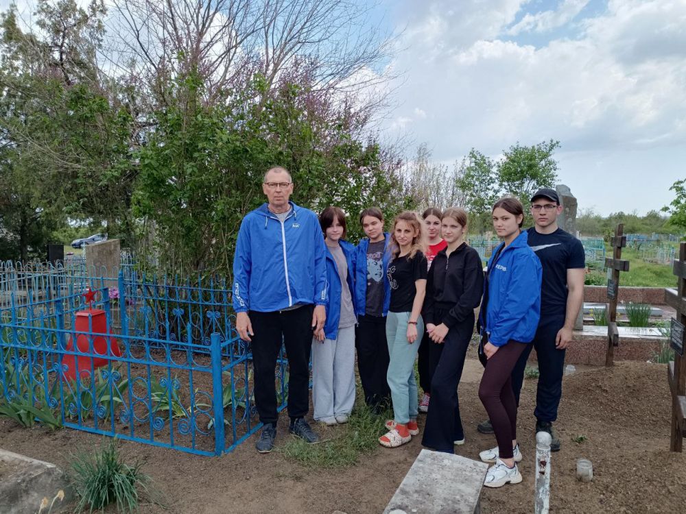 В преддверии 80-летия Великой Победы секретарь первичного отделения партии «Единая Россия», Сторчак Александр Витальевич, советник директора по воспитательной работе и учащиеся 10-11 классов Отрадовской школы провели... В преддверии 80-летия Великой Победы секретарь первичного отделения партии «Единая Россия», Сторчак Александр Витальевич, советник директора по воспитательной работе и учащиеся 10-11 классов Отрадовской школы провели...