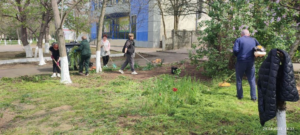 В рамках общероссийской традиции наведения порядка и благоустройства, сотрудники администрации и архива Новотроицкого муниципального округа привели в порядок прилегающую к зданию территорию В рамках общероссийской традиции наведения порядка и благоустройства, сотрудники администрации и архива Новотроицкого муниципального округа привели в порядок прилегающую к зданию территорию