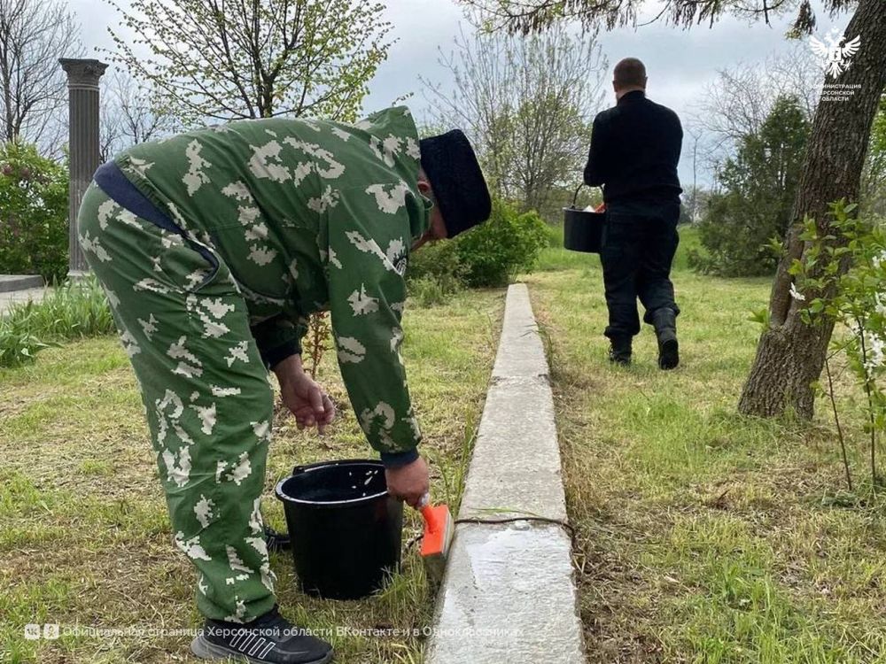 В Геническе прошел субботник в парке «Афганской славы» В Геническе прошел субботник в парке «Афганской славы»
