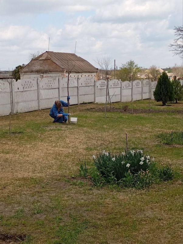 В рамках проведения Всероссийского субботника сотрудники ГБОУ ХО «Верхнесерогозский детский сад Нижнесерогозского района» приняли участие в субботнике по уборке территории ДОУ В рамках проведения Всероссийского субботника сотрудники ГБОУ ХО «Верхнесерогозский детский сад Нижнесерогозского района» приняли участие в субботнике по уборке территории ДОУ
