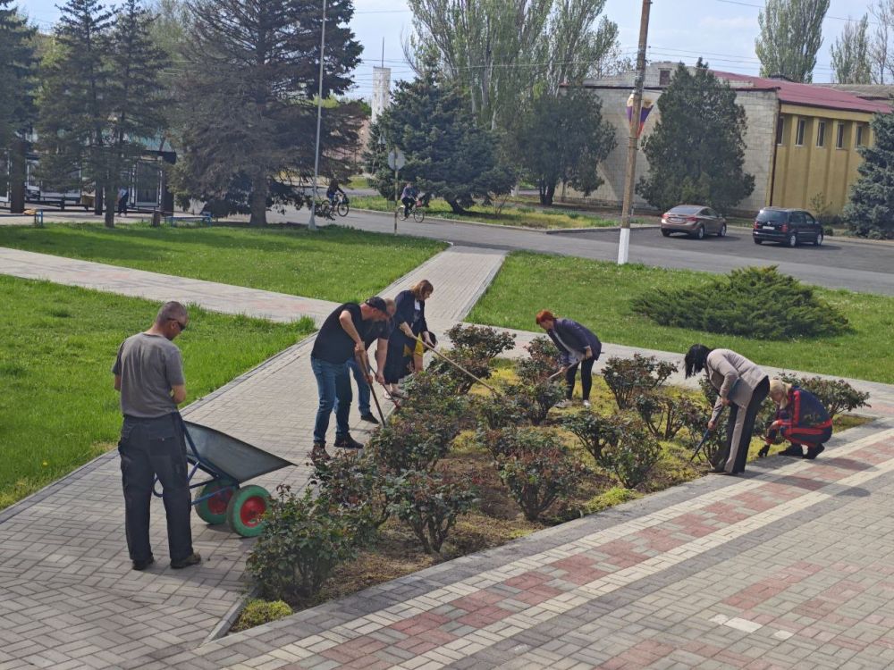 В рамках общероссийской традиции наведения порядка и благоустройства, сотрудники администрации и архива Новотроицкого муниципального округа привели в порядок прилегающую к зданию территорию В рамках общероссийской традиции наведения порядка и благоустройства, сотрудники администрации и архива Новотроицкого муниципального округа привели в порядок прилегающую к зданию территорию