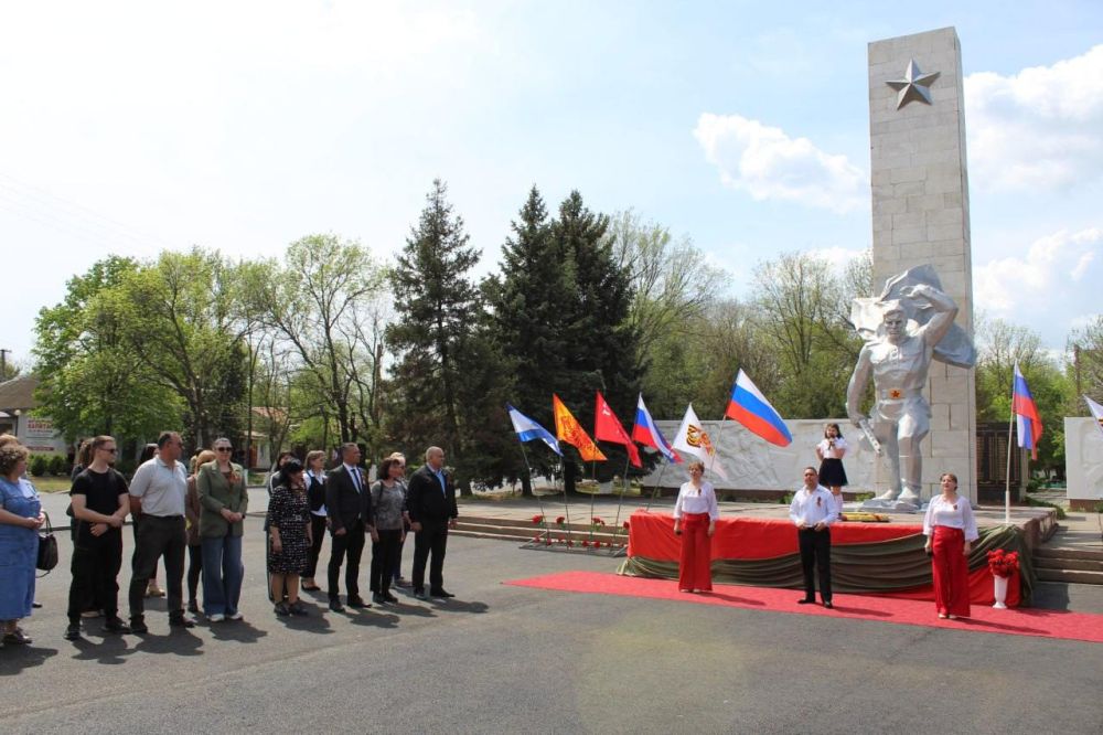 Новотроицкий округ принял эстафету 84-метровой Георгиевской ленты от Генического округа Новотроицкий округ принял эстафету 84-метровой Георгиевской ленты от Генического округа