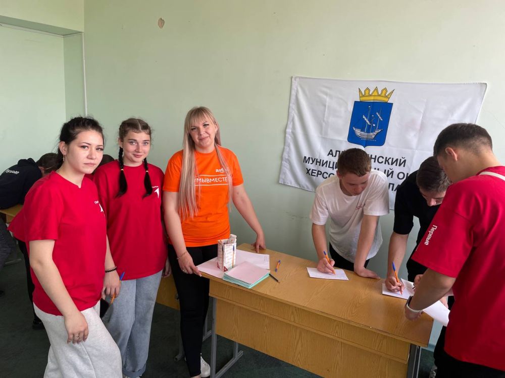 Сегодня у нас состоялся по-настоящему особенный и вдохновляющий урок! Руководитель филиала штаба #МЫВМЕСТЕ погрузила ребят в волшебный мир волонтерства и добровольчества — рассказала, откуда оно пошло, кому и какую помощь... Сегодня у нас состоялся по-настоящему особенный и вдохновляющий урок! Руководитель филиала штаба #МЫВМЕСТЕ погрузила ребят в волшебный мир волонтерства и добровольчества — рассказала, откуда оно пошло, кому и какую помощь...